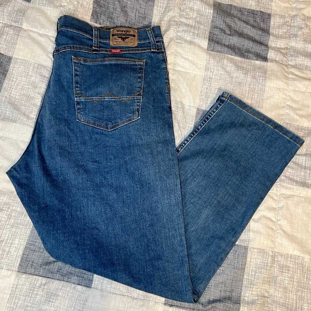 Wrangler Men's Light Blue Straight Jeans
